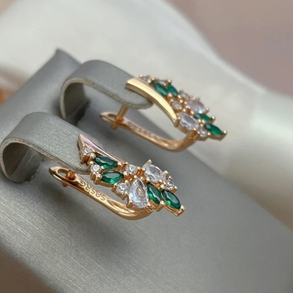 ⭐️ Unique Green Zircon Leaf Shape Earrings - Picture 3 of 10